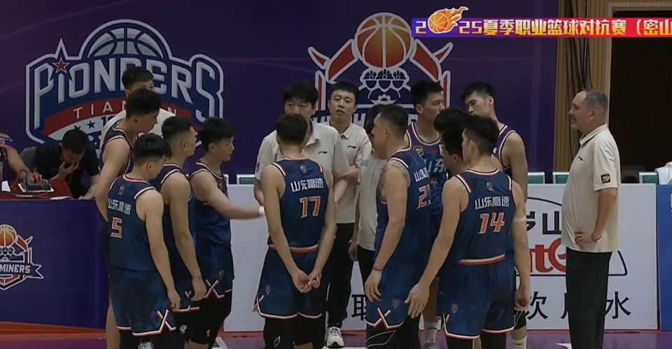 山东男篮的主教练